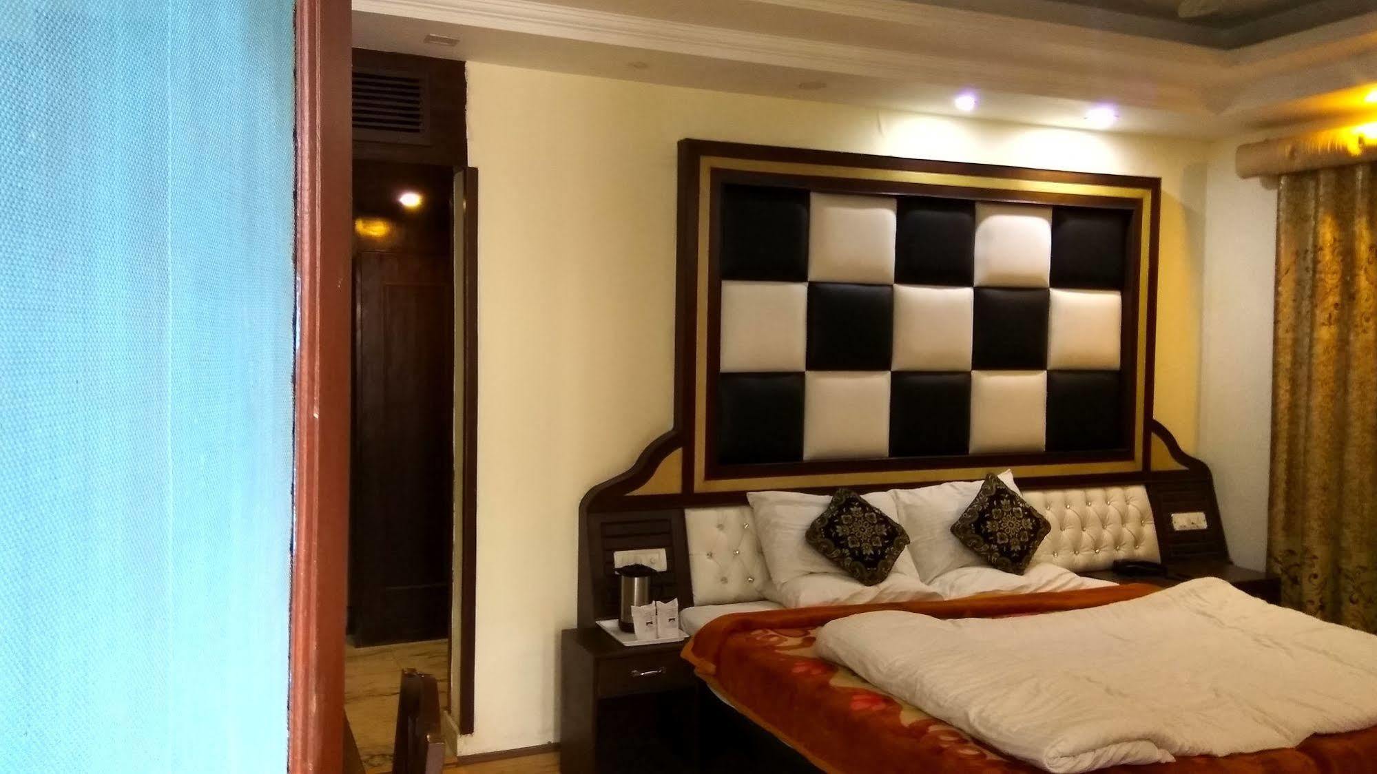 Le Grand Manali - The River Facing Hotel Экстерьер фото