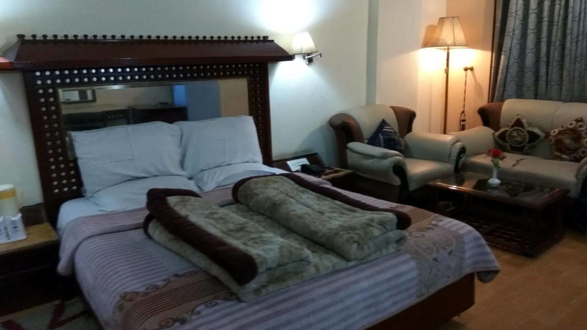 Le Grand Manali - The River Facing Hotel Экстерьер фото